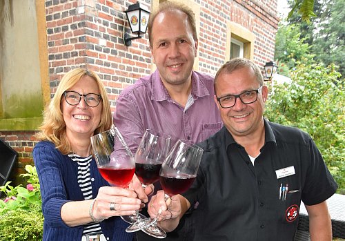 Ob Petra Holländer von der Gemeinde sowie Thomas Uhlemeyer (rechts) und Peter Krebs auf Wein- und Heidefest anstoßen können, bleibt abzuwarten. - © Birgit Nolte