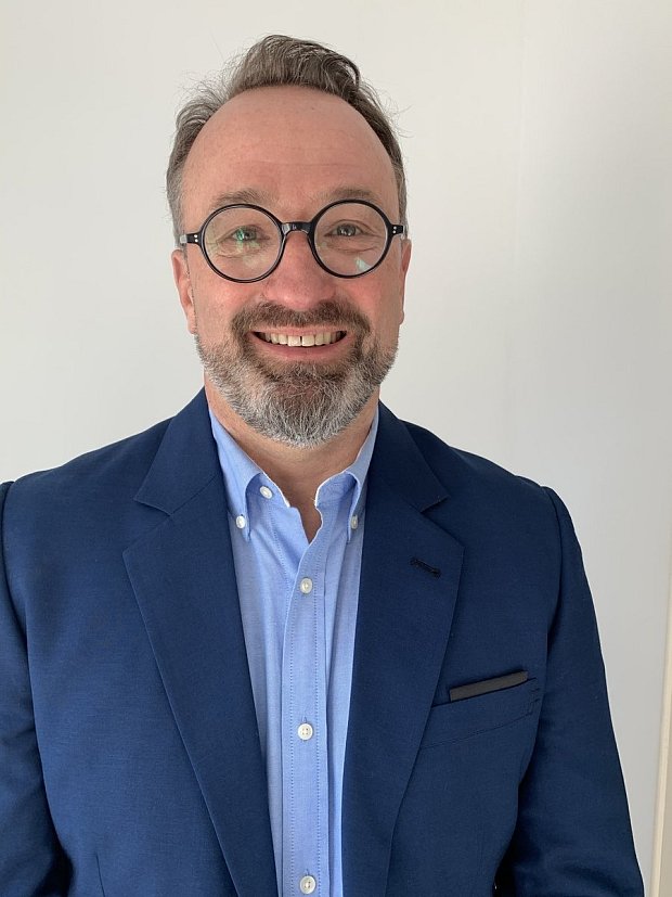 Meik Tischler, 53, stellt sich als parteiloser Kandidat zur Wahl. Er möchte eine unabhängige, neutrale und vor allem bürgernahe Politik für Steinhagen machen. Zwar ist er vor Jahren aus der SPD ausgetreten, die Arbeiterbewegung liegt ihm aber immer noch am Herzen. Der Oberstudienrat an der Städtischen Gesamtschule Bielefeld-Quelle unterrichtet unter anderem Mathematik und Gesellschaftslehre. Tischler war mal Vertragsfußballspieler unter anderem bei Eintracht Braunschweig und Preußen Münster. So einer spielt immer auf Sieg.