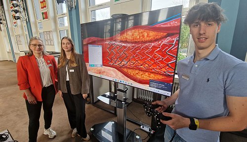 Lehrerin Anja Philipp (v.l.) Schülerin Lara Lutze und Schüler Samuel Franke-Göhausen erklären,wie man mittels einer VR-Brille den menschlichen Körper erkundet. - © Uwe Pollmeier