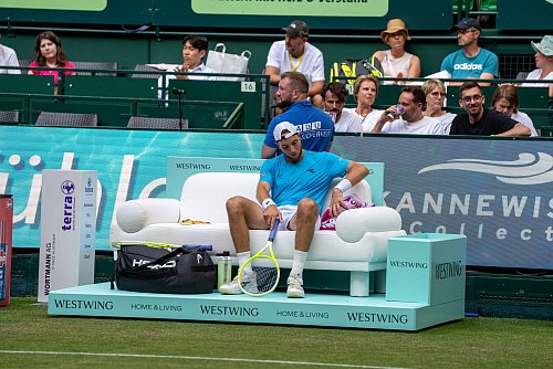 Statt auf einer schnöden Holzbank nehmen Jan-Lennard Struff und die anderen Tennisspieler bei den Terra Wortmann Open in diesem Jahr auf einem Sofa von Westwing Platz. - © Valentin Diehl