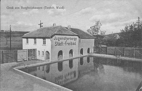 Das historische Foto zeigt die unmittelbar am Freibad gelegene Jugendherberge im Jahr 1929. - © Stadtarchiv Borgholzhausen