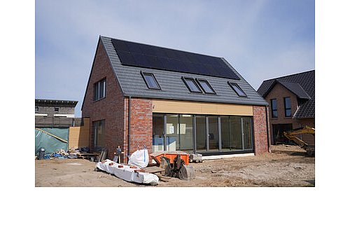 Bei Neubauten in NRW muss die Solaranlage mindestens 30 Prozent der gesamten Dachfläche bedecken. - © Marcus Brandt/dpa