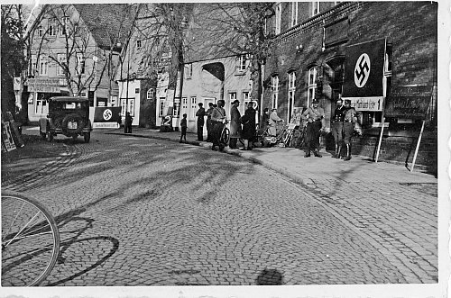 Steinhagener Kirchplatz 1932: Die Nationalsozialisten werben mit Hakenkreuzfahnen im Vorfeld der Wahlen um Stimmen. Ihre Ideologie hat längst an Fahrt aufgenommen. - © Sammlung Kai-Uwe von Hollen