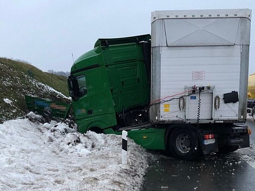 Der Sattelzug aus Litauen pflügte durch den aufgetürmten Schnee und wurde dann in der Böschung jäh gestoppt. - © Polizei