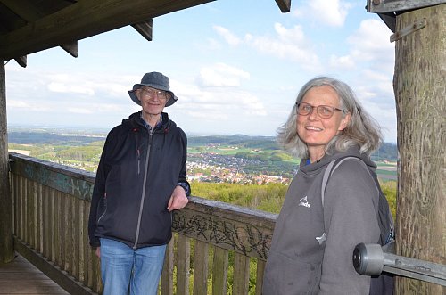 Claudia Venzke von der Wanderakademie und Wanderführer Dr. Helmut Krautschneider sind begeistert von Borgholzhausens Vielfalt. - © Andreas Großpietsch