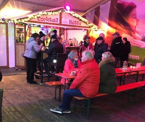 Die Eisbahn in Versmold bietet nicht nur Spaß auf der Eisfläche, sondern auch ein ruhiges Plätzchen am Rand - gerne mit einem warmen Getränk. - © Jürgen Kleine