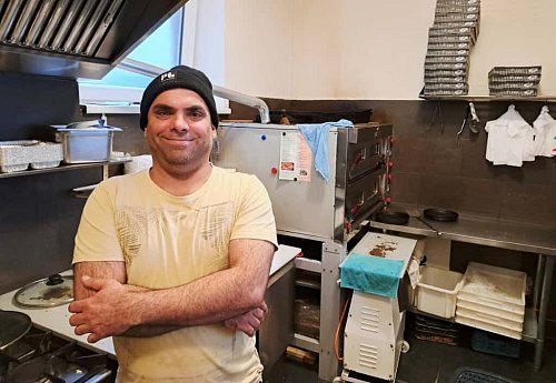 Kanwaljit Singh präsentiert stolz seine Küche im Restaurant "Da Toni". - © Melanie Wigger