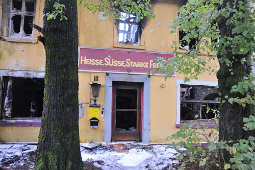 Das ehemalige Bordell, auch bekannt als Steinhagener Landhaus oder Dreischlingen, ist nur noch eine Brandruine. - © Frank Jasper