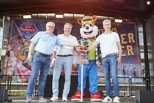 Klaudius Freiwald (l.), Zweiter stellvertretender Bürgermeister von Sassenberg, eröffnet zusammen mit Heristo-Vorstand Marc Sodeikat und Stockmeyer-Geschäftsführer Guido Vienenkötter den "Ferdi Fuchs Sommerzauber". - © Stockmeyer