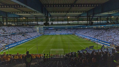 Mit einer beeindruckenden Choreo feierten die Arminia-Fans den 120. Geburtstag ihres Vereins. - © Sarah Jonek