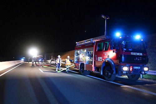 Die Freiwillige Feuerwehr Steinhagen rückte mit fünf Fahrzeugen aus. Es war der dritte Autobahneinsatz. - © Foto: Feuerwehr Steinhagen