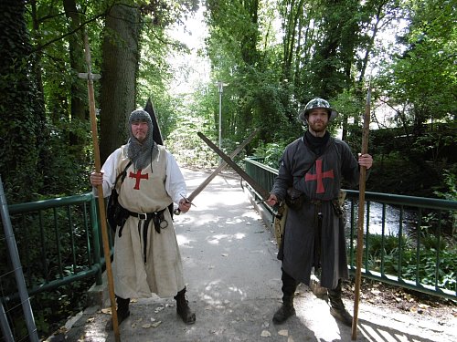 Mittelalterliche Security: Torwächter Gottfried von Vischering (links) und Patrick schützen die Kasse und den Eingang. - © Foto: Naima Shaheen