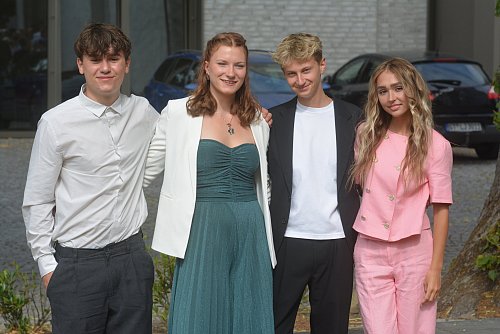 Die Jahrgangsbesten Emil Bäumer (v.l.), Katharina Witte, Jari Fahrenwald und Lilli Wehmöller haben ihre Schulzeit mit einem Notendurchschnitt von 1,0 abgeschlossen. - © Ekkehard Hufendiek