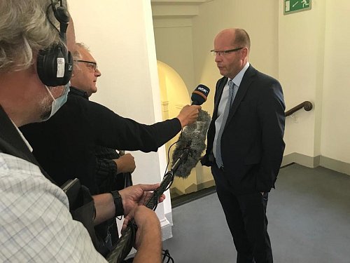 Der Anwalt der Klägerin, Jürgen Graser, gibt vor Prozessauftakt eine Erklärung gegenüber den Medien ab. - © Jeanette Salzmann