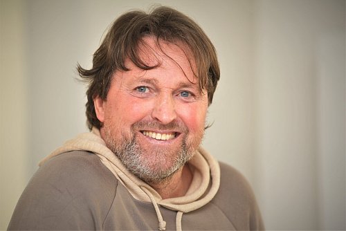Der Haller Handwerker Sven Heibrock (58) steht mitten im Leben, als er im November 2022 von jetzt auf gleich vom Guillain-Barré-Syndrom überfallen wird. Für Monate fällt er ins Koma, jetzt kämpft er sich zurück. - © Nicole Donath