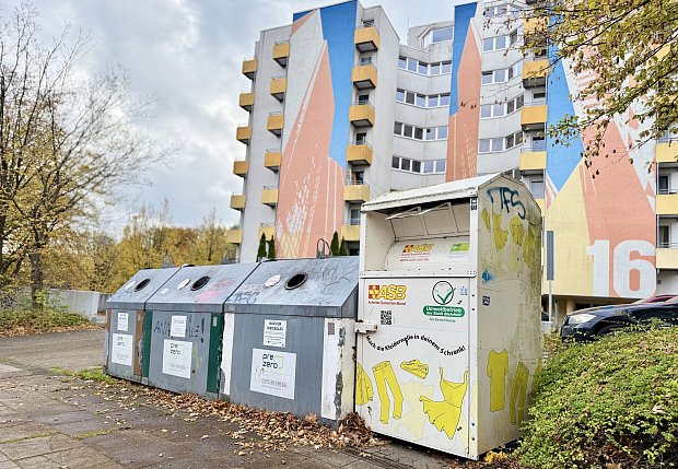 Bielefeld: Kleine Galerie der Sammelstellen mit Altkleidercontainern - legal, illegal, ...?