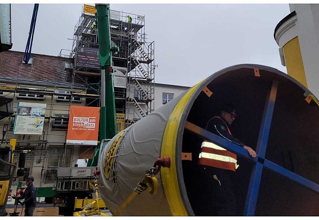 Die neue Kruke schwebt an ihren Platz