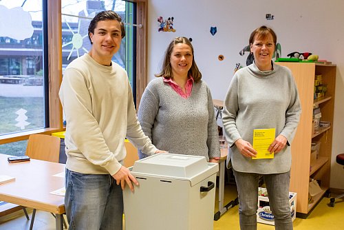 Tim Walter (v. l.), Katharina Plück und Heike Lohmann waren bei der Bundestagswahl als Wahlhelfer in Versmold im Einsatz. Ein Raum in der Versmolder Sonnenschule (OGS) wurde kurzerhand zum Wahllokal. - © Andre Schneider