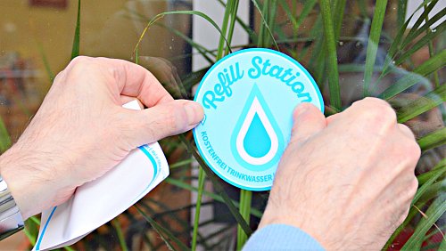 Mit diesem Aufkleber wird sichtbar, wo sich Bürgerinnen und Bürger ihre Flasche mit Trinkwasser auffüllen können. Auch Versmold hat sich der bundesweiten Initiative angeschlossen. - © Refill Deutschland