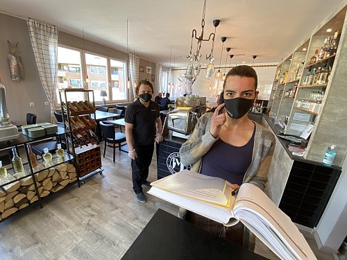 Endlich geht es wieder los. Sabrina Schüler und Denis Mann vom Restaurant Mann & Metzger nehmen wieder Reservierungen entgegen. Im Lokal müssen sie Mund-Nasen-Schutz tragen, die Gäste dürfen ohne Masken am Tisch sitzen. Foto: Frank Jasper - © Frank Jasper