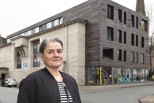 Architektin Friederike Kriete hat die Pläne für die Wohnungen in dem Bielefelder Hochbunker entworfen, den Umbau als Projektleiterin betreut und ist gleich auch mit eingezogen. - © Dieckmann-Fotodesign l Bielefeld