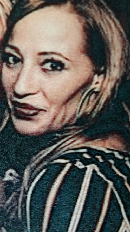 Das Foto der flüchtigen Täterin entdeckte das Opfer auf der Internetseite der Diskothek. - © Polizei Bielefeld