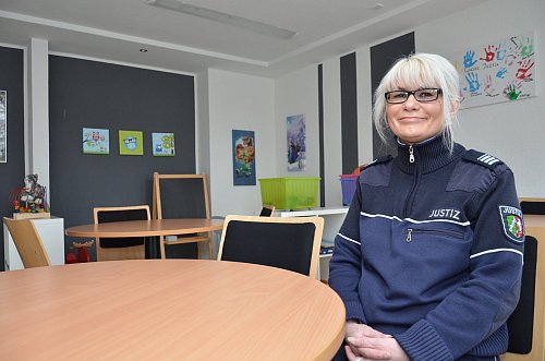 Bereichsleiterin: Nuriye Massey steuert die Geschicke der JVA-Außenstelle. Im Besucherzimmer können die Frauen ihre Familie treffen. - © Jonas Damme