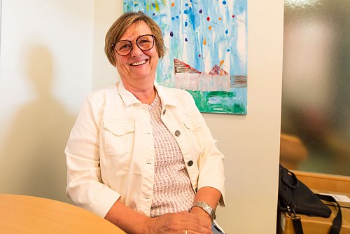 Christine Mescher hört als Kita-Leiterin in Bockhorst auf. Das Bild im Hintergrund möchte sie aus ihrem Büro mitnehmen. Es war ein Geschenk. - © Andre Schneider