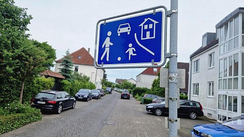 Die Stadt Halle setzt sich nun auch für die Anwohner der Garstenstraße ein. Nach Blitzer Klaus vom Kreis sollen nun Baken die Autofahrer ausbremsen. - © Uwe Pollmeier