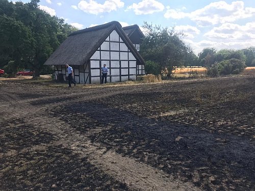 Das Haus mit Reetdache konnte vor den Flammen gerettet werden. - © Anke Schneider