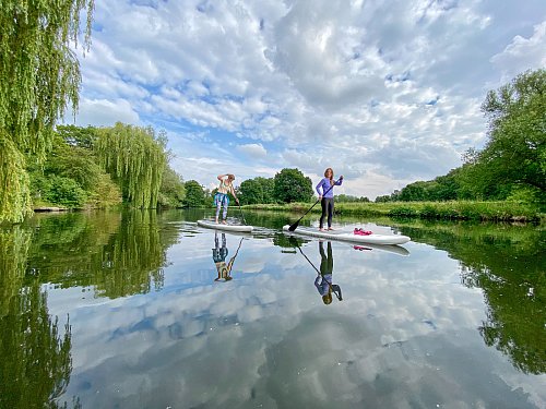 Ann-Christin Meermeier (links) und Rebecca Schirge bei einer Tour mit dem Stand-up-Paddle. - © Christoph Krahe