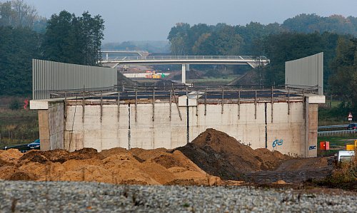 Die Trasse: In Steinhagen und Halle ist die A?33 in ihren Grundzügen bereits ganz deutlich zu erkennen. - © Foto: Andreas Zobe