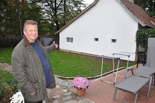 Friedhelm Heinz ärgert sich über das Bauamt des Kreises Gütersloh. Denn die Garage zum Wohnraum umbauen darf er laut deren Ansicht, das Gebäude aber um einige Meter erweitern nicht. Stattdessen soll der Steinhagener lieber an anderer Stelle auf dem Grundstück neu bauen. Er kann die Argumentation des Kreises nicht nachvollziehen. - © Sonja Faulhaber