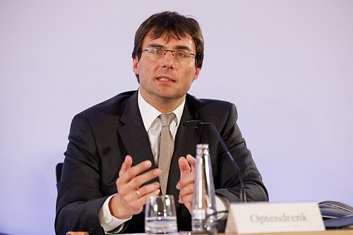 NRW-Finanzminister Marcus Optendrenk (CDU) führt das Ministerium seit Sommer 2022. - © Friso Gentsch/dpa