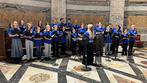 Der Christophorus-Jugendkammerchor Versmold unter Leitung von Sandra Lubos beim Schulgottesdienst in St. Paul vor den Mauern. - © CJD-Gymnasium Versmold
