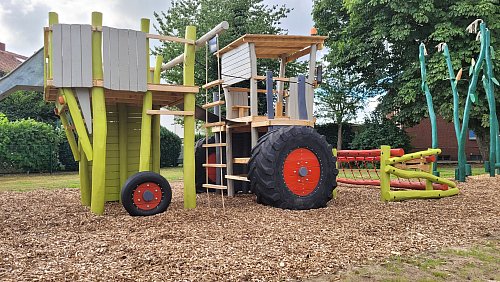 Zentrales Element des neu gestalteten Spielplatzes in Bockhorst ist das einem Claas-Mähdrescher nachempfundene Klettergerüst. - © Marc Uthmann