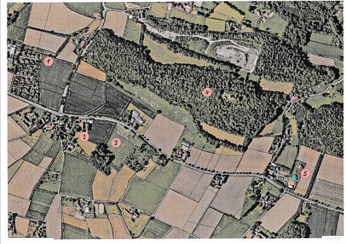So sieht das Gelände von oben aus: 1 zeigt die Siedlung Holtfeld, 2 die Streusiedlung Bödinghausen mit dem Hof Doht, 3 die Hausnummer 20 an der Straße An der Bundesstraße, 4 die Burg Ravenberg und 5 die Biogasanlage Ruschhaupt. - © Stiftung Burg Ravensberg