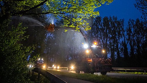 Die Straßenmeistereien sind mit ihren Sprühfahrzeugen nur nachts unterwegs. - © Straßen.NRW