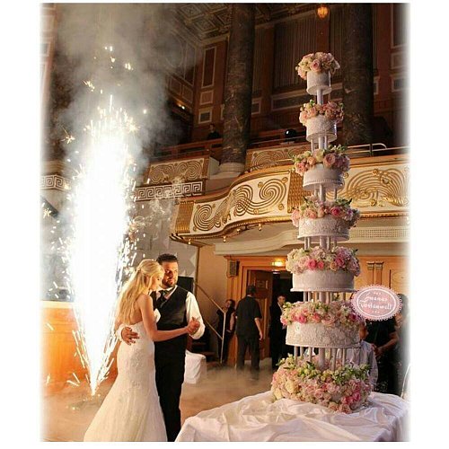 Ein Highlight: Eine siebenstöckige Torte, die Azize Ünal für ein Brautpaar in Wiesebaden gebacken hat. - © Azize Ünal