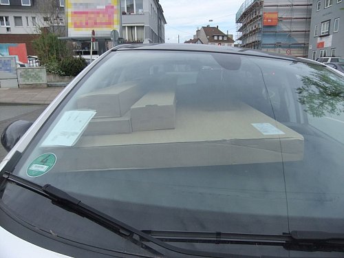 Der Beifahrersitz war mit den Möbel-Kartons gut gefüllt. - © Polizei Bielefeld