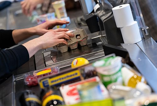 Ein Kassierer scannt an der Kasse die Produkte. Das Urteil gegen Aldi Süd hat Folgen für alle Supermarktkunden. - © Sven Hoppe/dpa