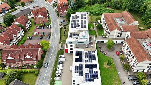 Das Luftbild zeigt die Solaranlage auf dem Flachdach des DRK-Haus Ravensberg. - © DRK