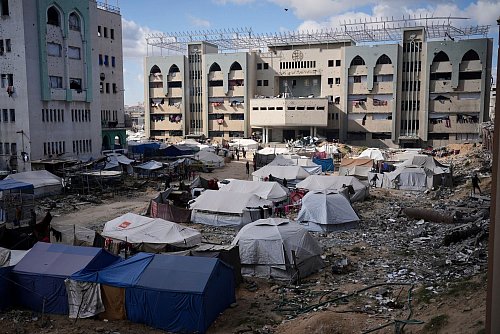 Zelte für vertriebene Palästinenser werden auf dem Gelände der Islamischen Universität von Gaza inmitten des anhaltenden Konflikts im Gazastreifen aufgestellt. - © Jehad Alshrafi/AP/dpa