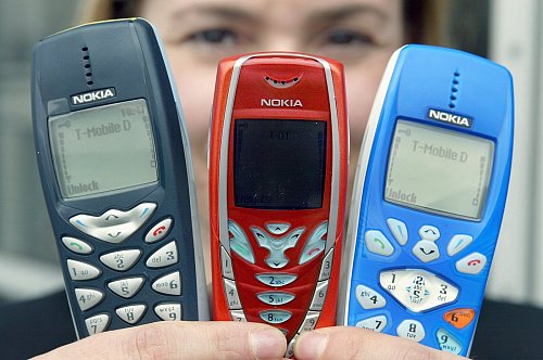Frühere Verkaufsschlager: Auf der Hannoveraner Computermesse CeBIT stellt der damalige Handy-Gigant Nokia 2002 die neuen Modelle mit polyphonen Klingeltöne und Farbdisplay vor. - © dpa