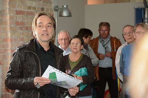 Geballtes Fachwissen: Nils Twelmeier vom gleichnamigen Bauunternehmen, erzählte Wissenswertes über die Sanierung der ehemaligen Brennerei Schlichte. - © Foto: Sven Hauhart