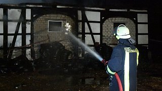 Versmold: 400 Quadratmeter große Scheune bei Großbrand vernichtet