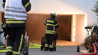 Großeinsatz und Evakuierung bei Pkw-Brand in einer Tiefgarage