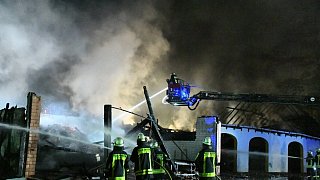 Versmold: 400 Quadratmeter große Scheune bei Großbrand vernichtet