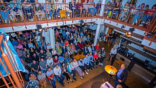 Zahlreiche Besucher beim großen HK-Live-Event zur Wahl 2025