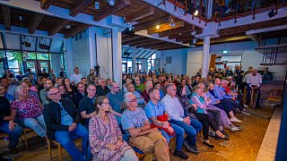Zahlreiche Besucher beim großen HK-Live-Event zur Wahl 2025